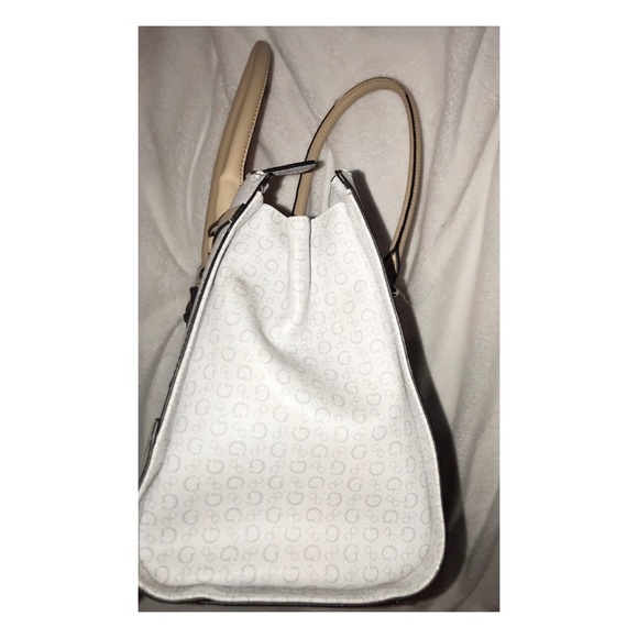 Beautiful Guess purse - Picture 3 of 4